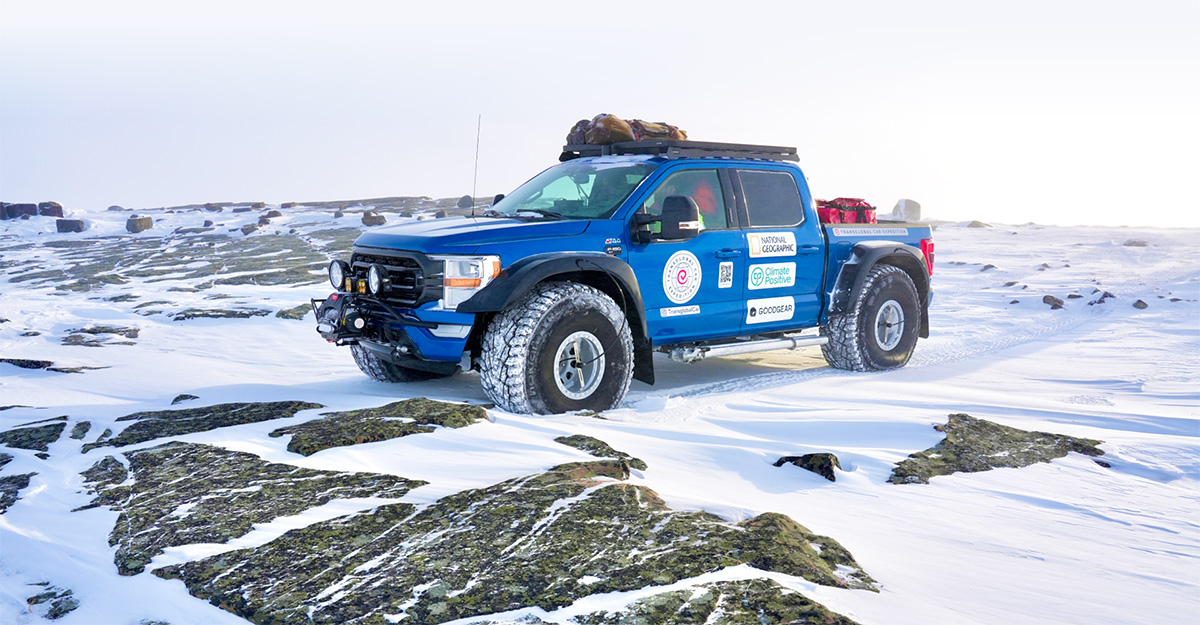 O echipă care planifică înconjurul lumii, traversând ambii poli, a pierdut un Ford sub gheaţă, iar acum a desfăşurat o operaţiune de recuperare