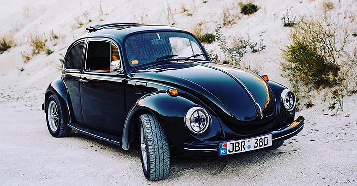 Acesta un VW Beetle 1302S, restaurat în Moldova de un pasionat stabilit în afara ţării, care vrea să ajungă la 12 maşini în colecţia sa