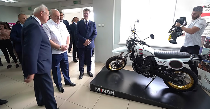 (VIDEO) Liderul din Belarus, revoltat de faptul că noua motocicletă Minsk are doar componente din China, iar aceasta s-a dovedit a fi o clonă