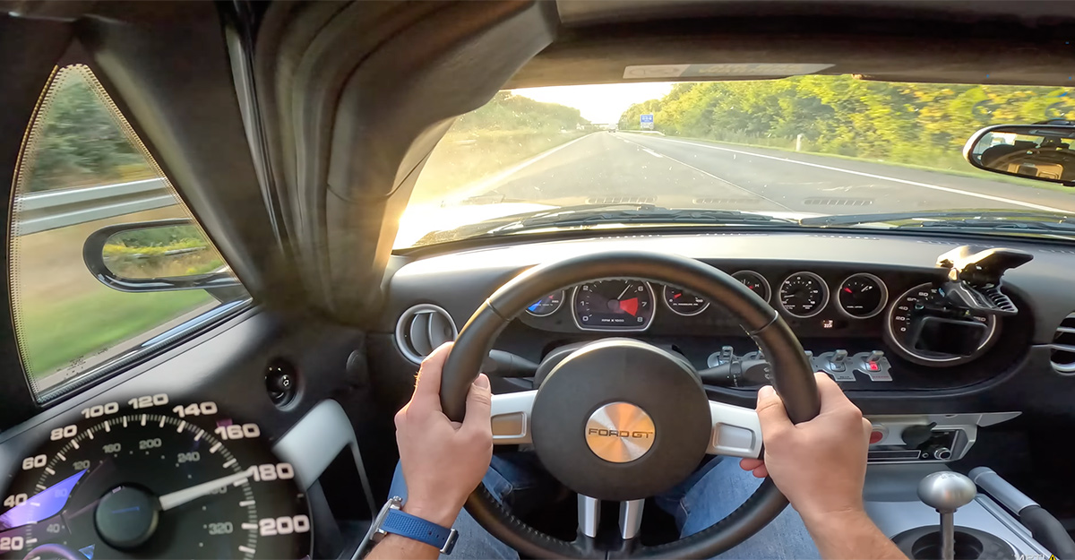 (VIDEO) Cum sună şi cum galopează pe autostrăzile din Germania clasicul Ford GT