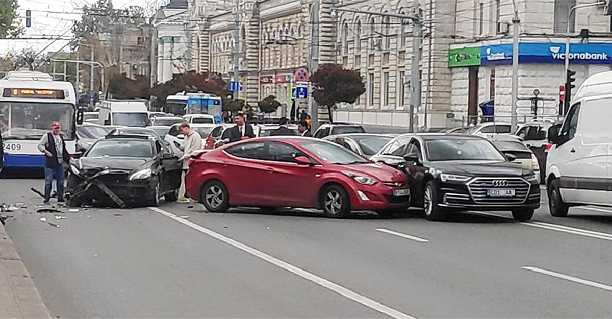 (VIDEO) Au apărut imaginile cu momentul accidentului cu 3 automobile din centrul Chişinăului de acum două zile