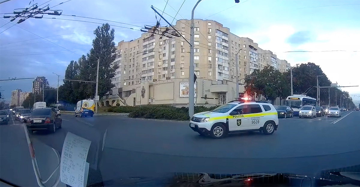 (VIDEO) Pedeapsă imediată livrată de poliţia din Chişinău pentru un şofer de Mercedes după o ieşire pe scurtătură