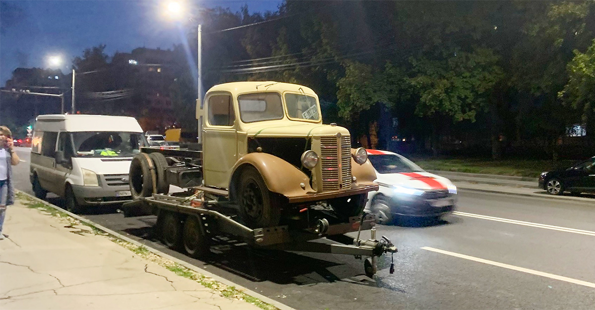 Acesta e un camion clasic Bedford, pe care cineva şi l-a importat recent în Moldova
