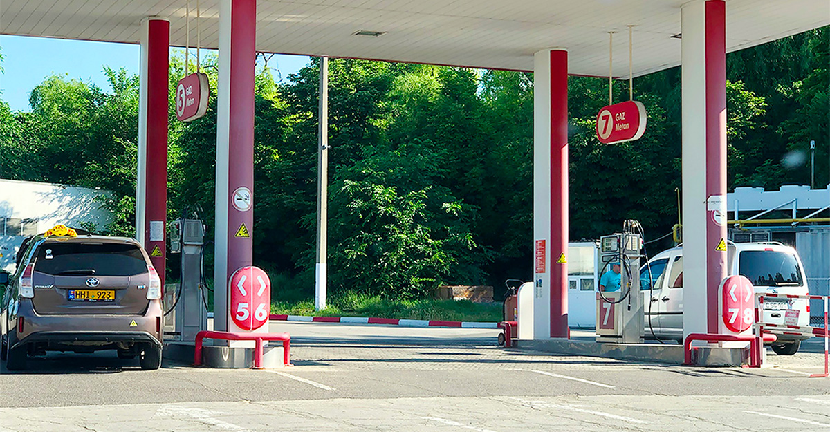 Preţul benzinei de la staţii se apropie de cel al gazului metan în Moldova, iar în curând gazul ar putea fi mai scump decât benzina