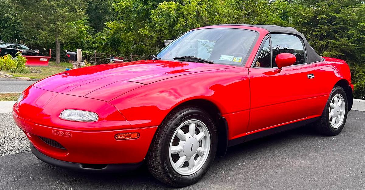 (VIDEO) O Mazda MX-5 Miata din 1990 are doar 2400 km parcurşi şi 32 de schimburi de ulei, iar acum e reîmprospătată pentru a fi vândută