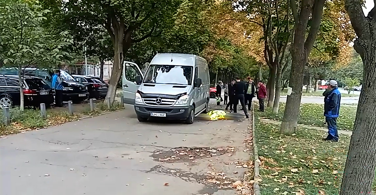 Accident de neînţeles în Chişinău: un pieton a decedat, după ce a fost accidentat pe trotuar, de un Mercedes Sprinter