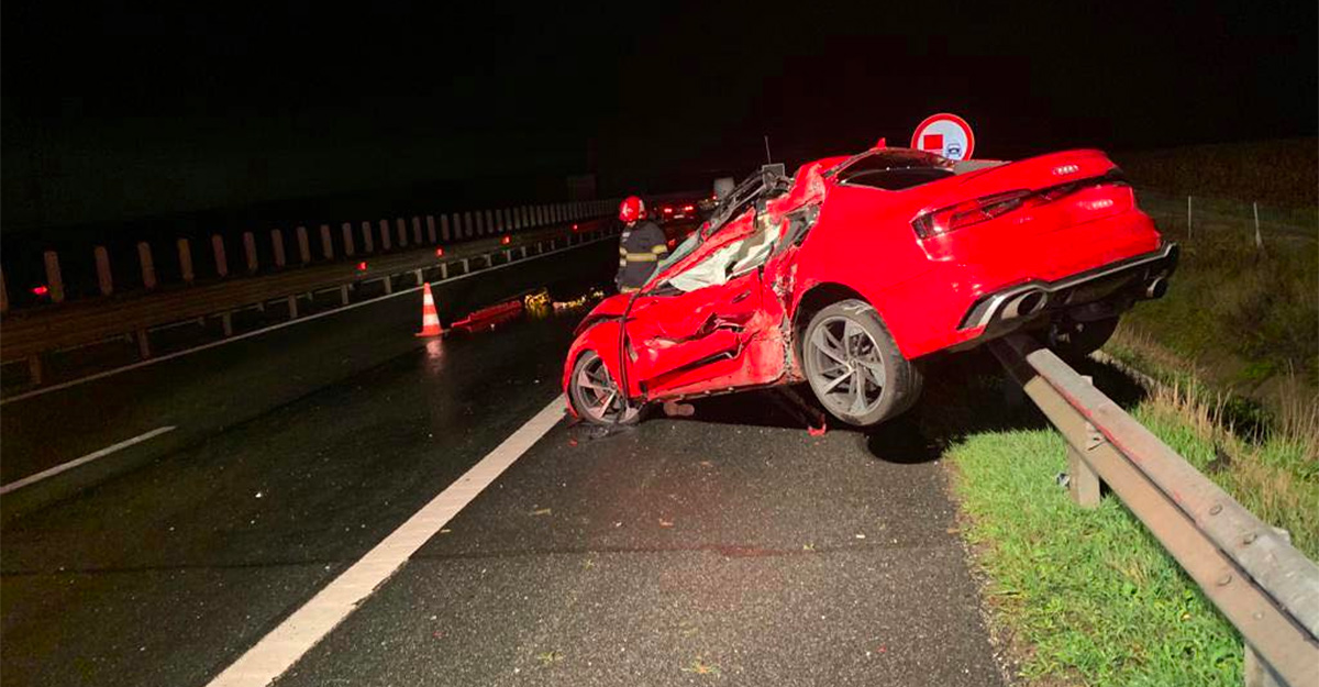 Un şofer de Audi din România, care avea un mecanism în lacătul centurii de siguranţă pentru a păcăli senzorul, a decedat într-un accident de autostradă