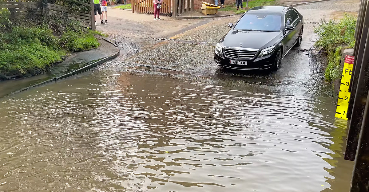 (VIDEO) Un Mercedes S-Class S500 se pomeneşte cu motorul distrus, alături de alte câteva maşini, după ce trec printr-un vad în Marea Britanie