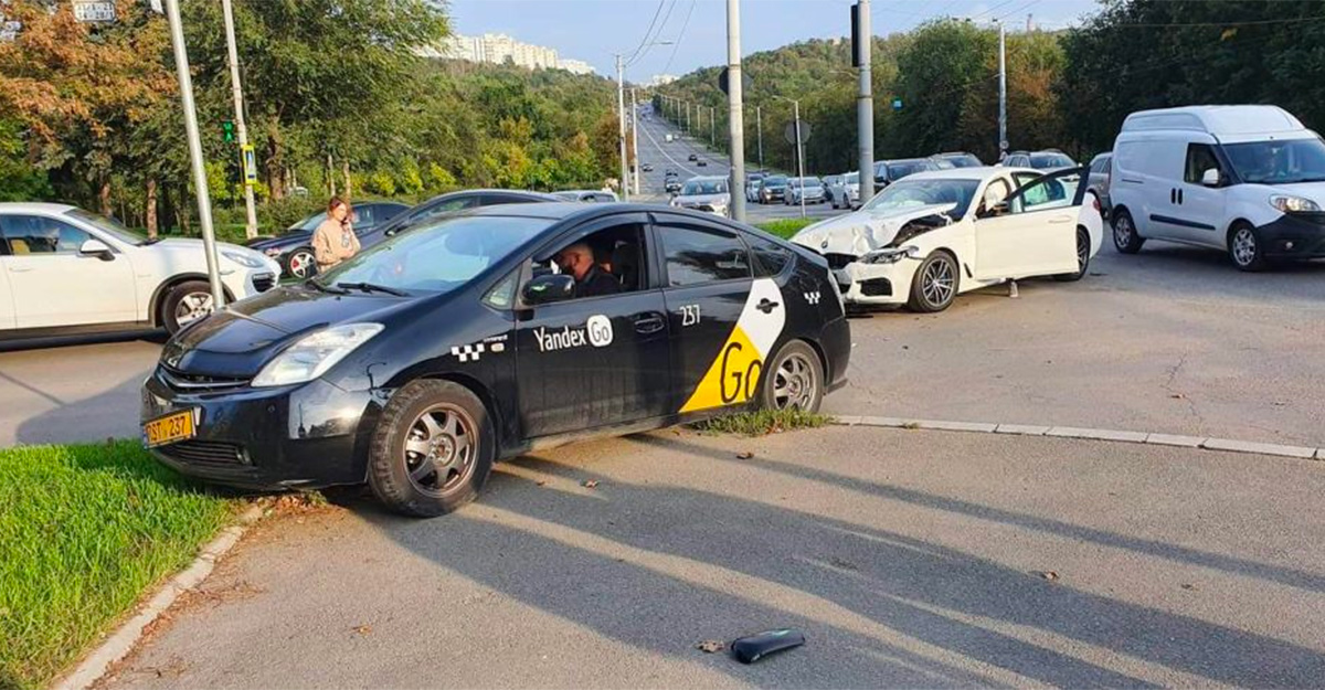 (VIDEO) Imaginile unui accident între o Toyota şi un BMW din Chişinău, surprinse de o cameră de bord, relevă că unul din automobile a trecut la roşu