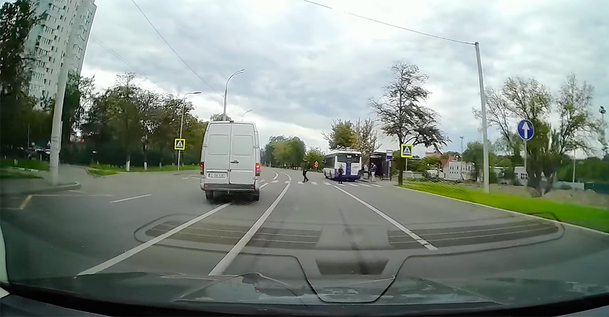 (VIDEO) Un şofer de Mercedes Sprinter din Chişinău e atât de grăbit, încât e gata să iasă pe contrasens în viteză, doar să nu oprească la o trecere de pietoni