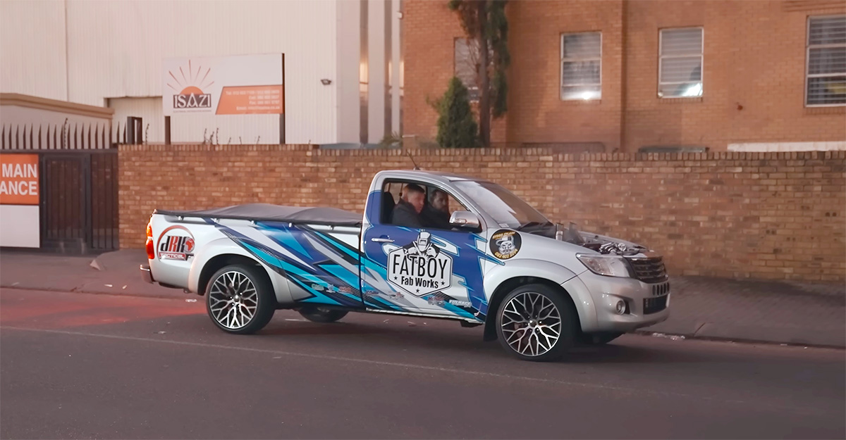 (VIDEO) Un pasionat din Africa de Sud a instalat un motor V12 pe o Toyota Hilux