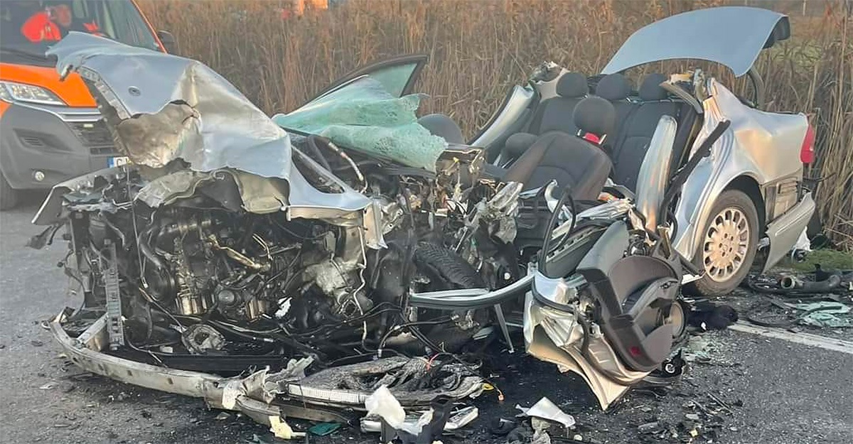Accident deosebit de grav între un Mercedes din Moldova şi un camion Volvo din România, produs pe un traseu din judeţul Cluj
