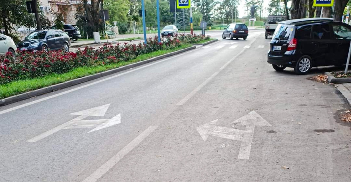 Noi marcaje şi indicatoare de neînţeles în Moldova, cu benzi care te ghidează spre accident