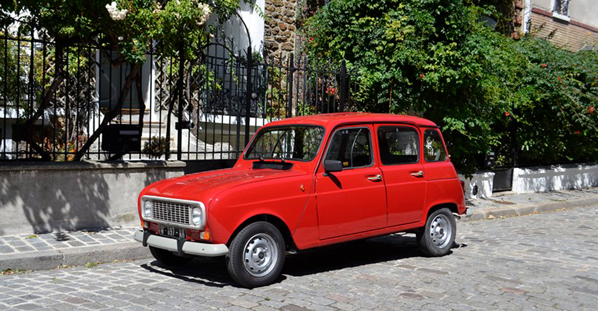Maşina franceză care a cucerit cândva lumea şi putea înainta oriunde, un Renault 4 în stare autentică, scos la vânzare în Franţa