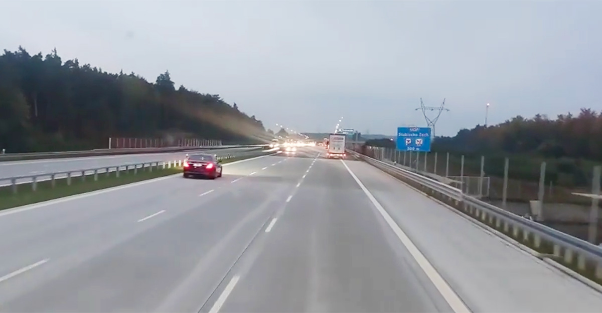 (VIDEO) Reacţia bună şi sistemele de siguranţă ale unui Mercedes îl ajută să evite un accident de autostradă în Polonia