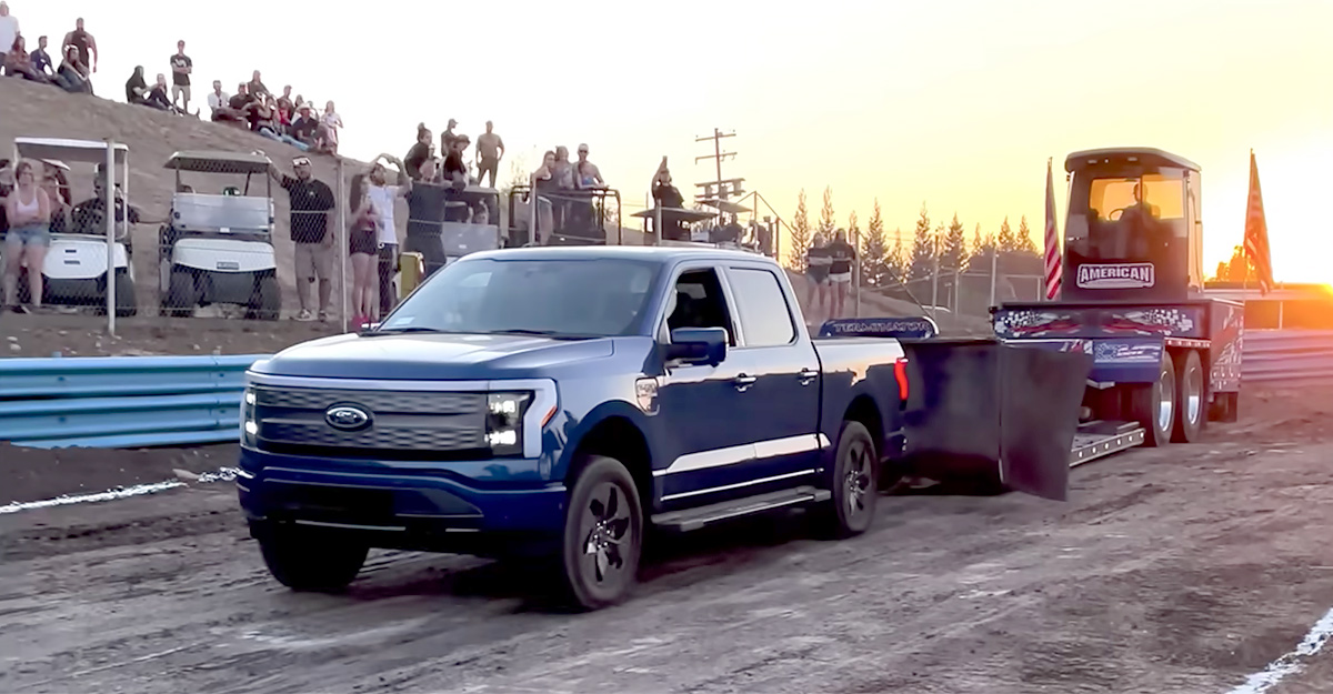 (VIDEO) Modelele electrice Rivian R1T şi Ford F-150 Lightning au tractat câte 15 tone, la un eveniment cu pick-up-uri diesel