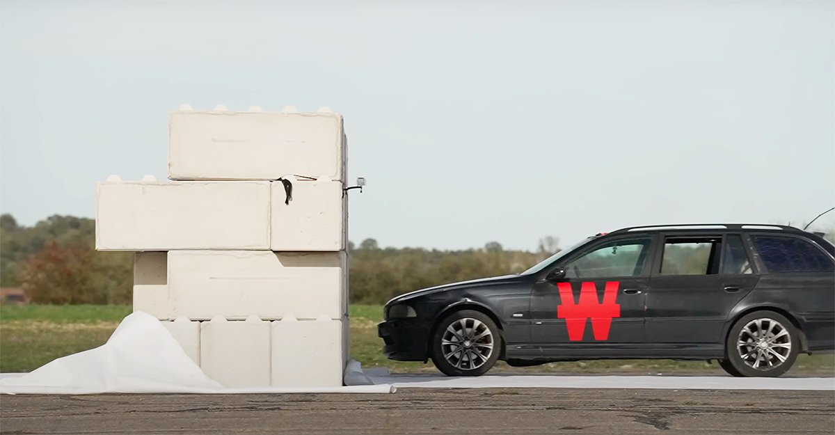 (VIDEO) Ce se întâmplă cu un BMW Seria 5 E39 care loveşte un zid de beton la 155 km/h, într-un experiment din Franţa