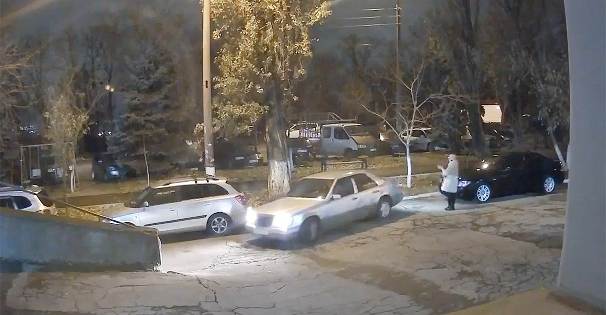 (VIDEO) Şoferul unui Mercedes, ajutat de pasagera sa să parcheze, accidentează oricum un BMW din spatele său în Chişinău