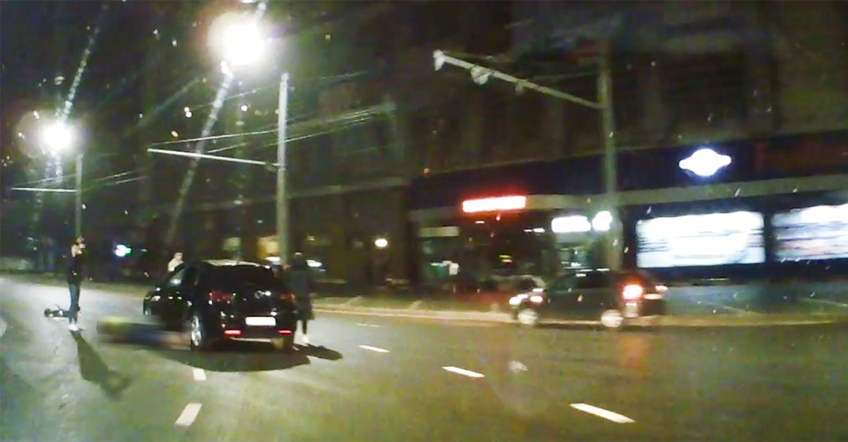 Accident între un conducător de trotinetă electrică şi un automobil la ora 1 noaptea în Chişinău