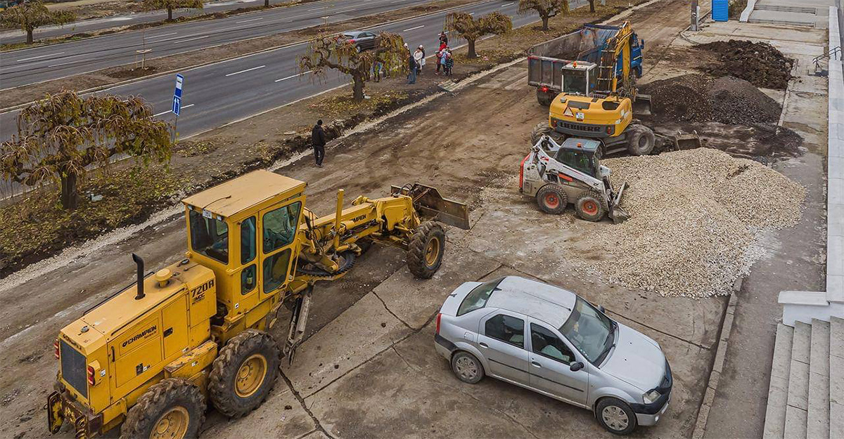 Pista controversată pentru biciclete şi trotinete, amenajată anul trecut pe bulevardul Dacia din Chişinău, este acum demontată