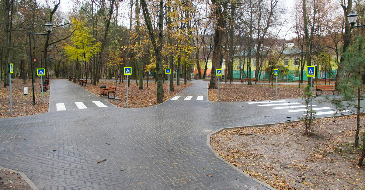 (VIDEO) În Chişinău a apărut un parc cu treceri de pietoni în el, deşi într-un parc n-ar avea ce căuta maşini