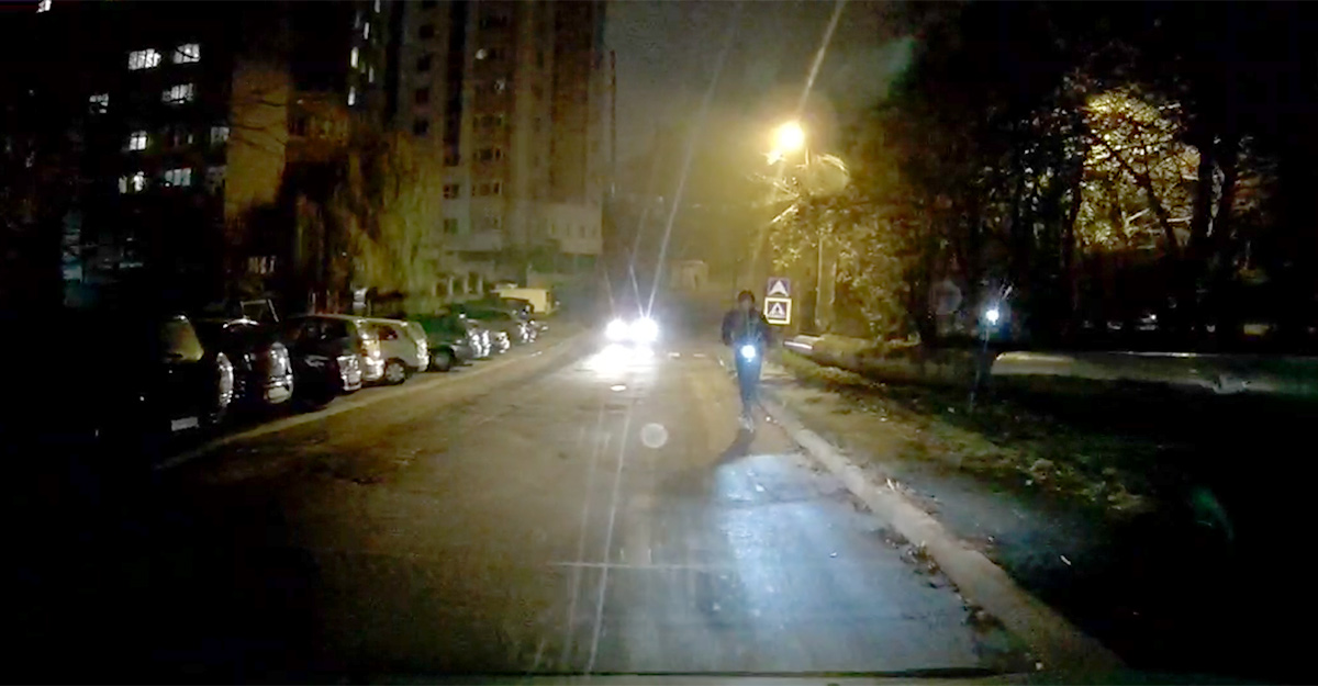 (VIDEO) Un conducător de trotinetă, surprins conducând pe contrasens noaptea, în Chişinău, în pericol de accident