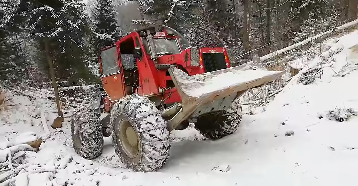 (VIDEO) Cum înaintează un tractor articulat românesc TAF 690, produs la Reghin, pe zăpadă la munte