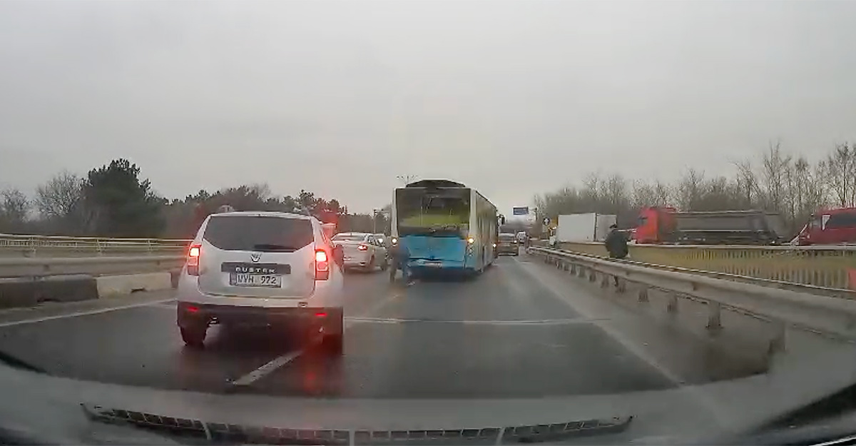 (VIDEO) Accident în lanţ cu circa 10 vehicule, inclusiv un autobuz şi un camion, în regiunea Stăuceni şi Cricova