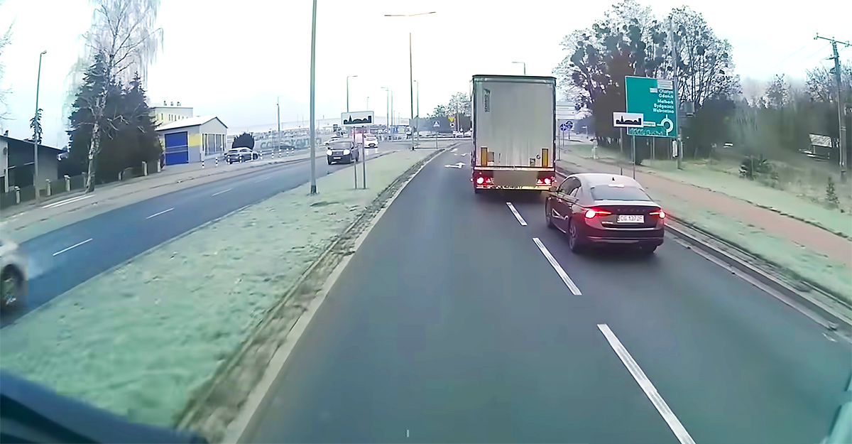 (VIDEO) Lecţie în trafic din partea a doi şoferi de camioane pentru conducătorul unei Skoda în Polonia