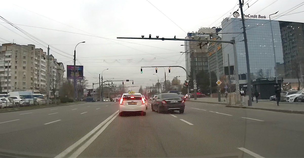 (VIDEO) Manevre de neînţeles ale unui şofer de Mercedes, în faţa unui taximetru Toyota, în Chişinău