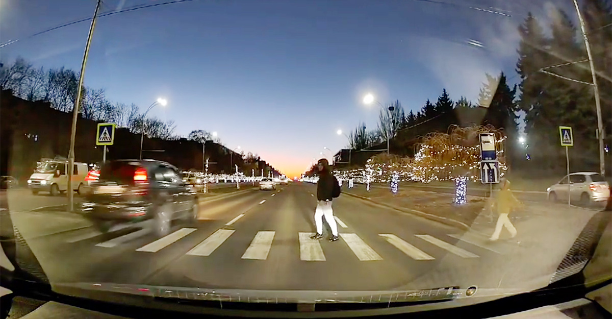 (VIDEO) Printre multitudinea de copaci iluminaţi de pe bulevardul Dacia din Chişinău, pietonii sunt expuşi şi mai mult pericolului