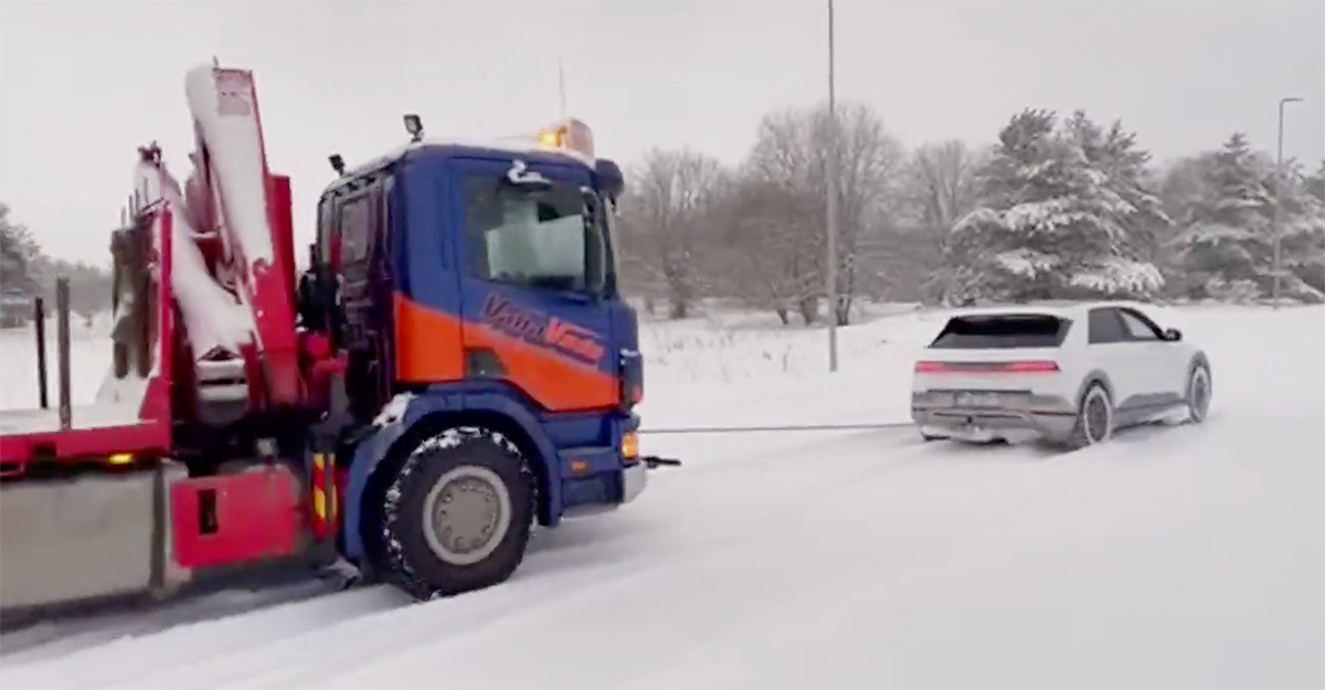 (VIDEO) Un Hyundai Ioniq 5 electric tractează un camion Scania împotmolit în zăpadă în Estonia