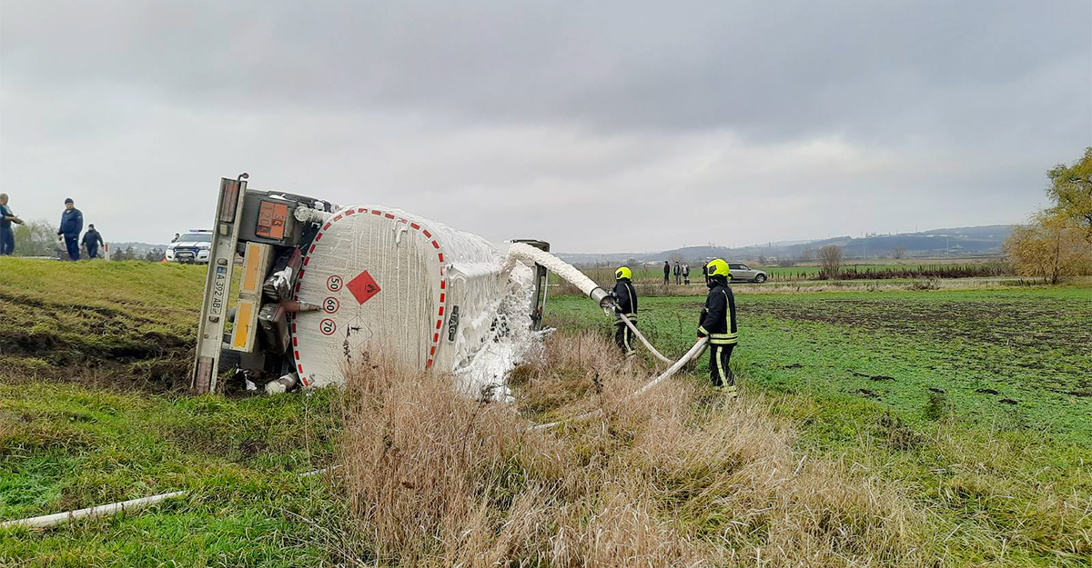 Accident grav cu un BMW şi două camioane cu cisterne pe traseul Hânceşti-Cimişlia, un camion cu cisternă cu carburanţi s-a răsturnat