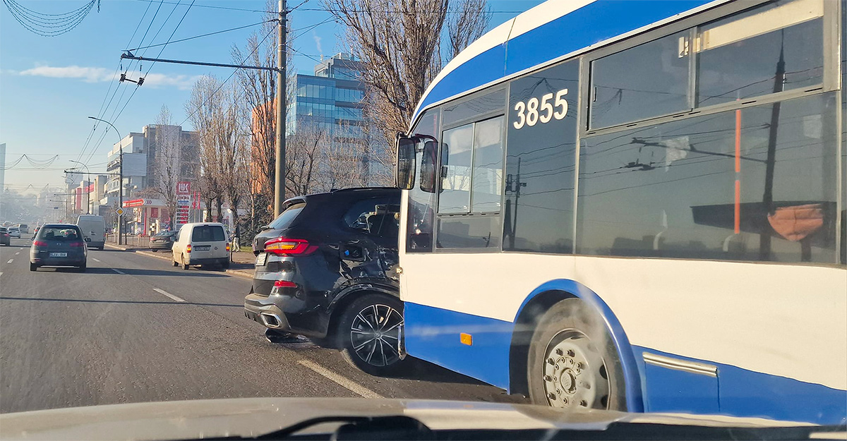 (VIDEO) Un BMW X5, lovit din plin pe lateral de un troleibuz din Chişinău, după ce a încercat să întoarcă neregulamentar pe un drum cu 6 benzi