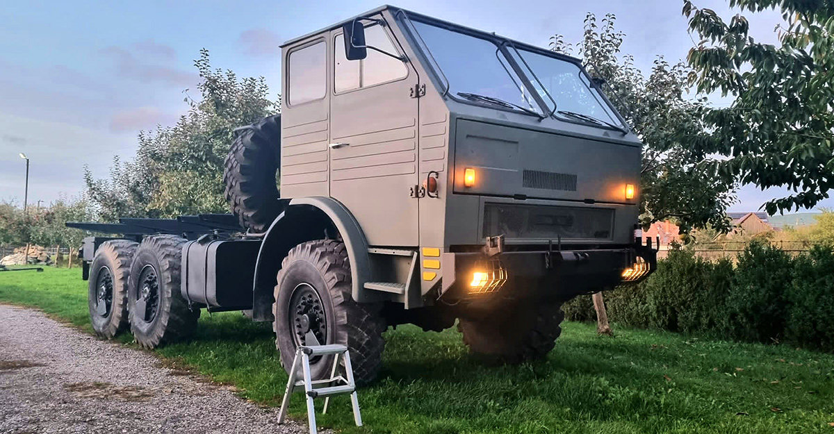 Un fascinant camion românesc, DAC 665T 6x6, scos la vânzare cu doar 250 km adunaţi în 40 de ani