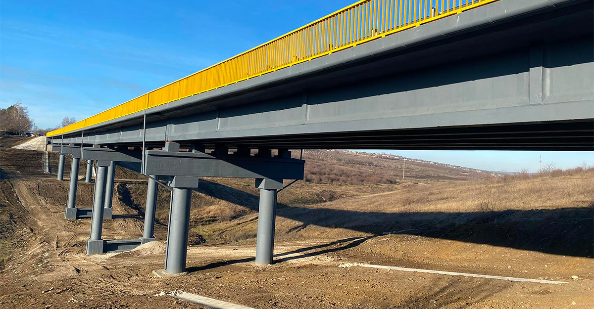 Podul de la Budeşti din Moldova, care determinase dificultăţi în trafic şi accidente, a fost reparat şi deschis circulaţiei complete