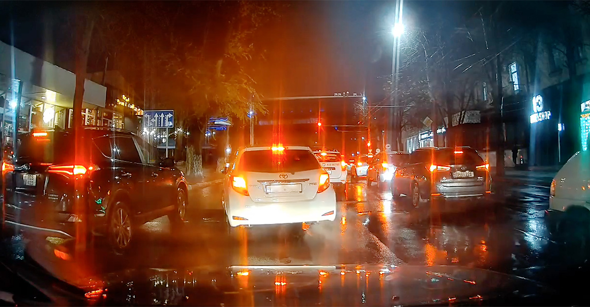 (VIDEO) Un şofer din Chişinău, la limita de a provoca două accidente rutiere pentru că circula cu oglinda rabatată