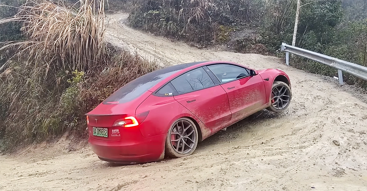 (VIDEO) Un chinez aproape că şi-a distrus Tesla Model 3 într-o urcare pe ploaie, departe de asfalt