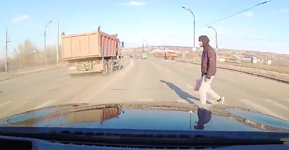 (VIDEO) Un camion evită pe contrasens un accident la o trecere de pietoni pe un drum cu 6 benzi din Chişinău