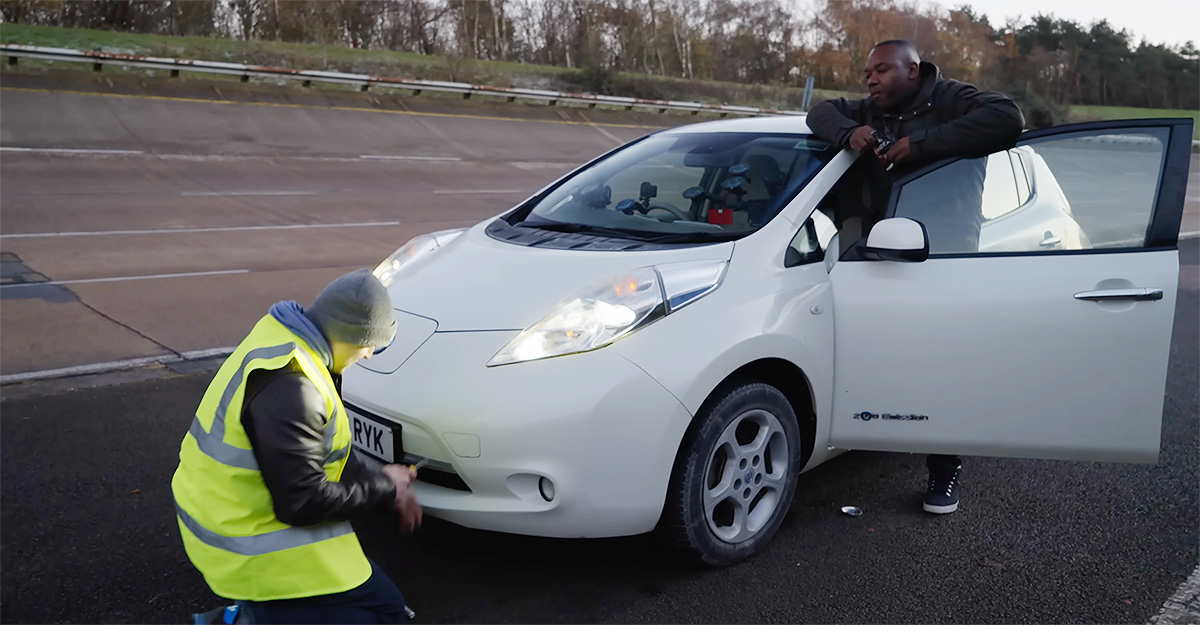 (VIDEO) Un Nissan Leaf de 10 ani îşi poate epuiza bateria în doar 35 km la viteză mare iarna