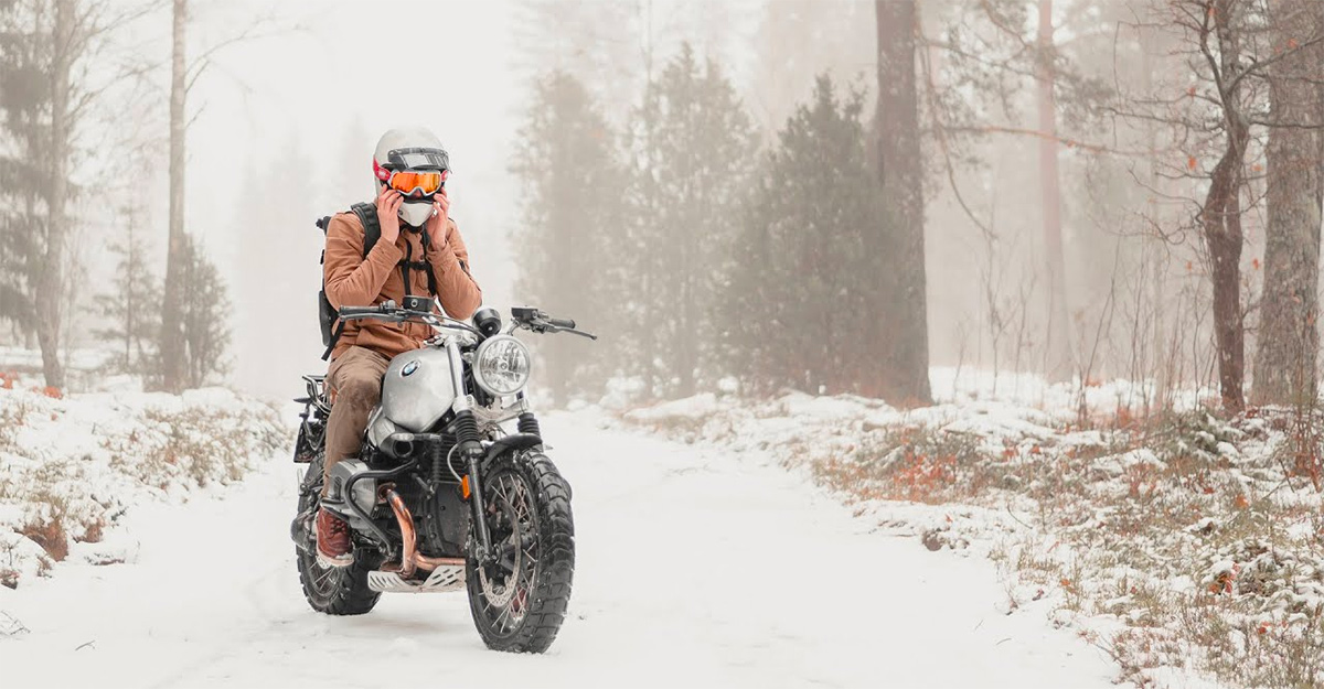 (VIDEO) Cum înaintează o motocicletă BMW R NineT Scrambler prin zăpezi şi drumuri pustii, în Suedia