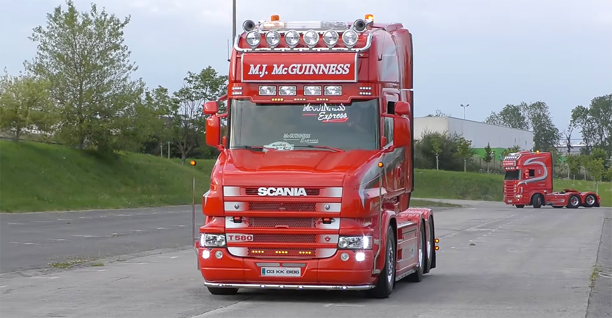 (VIDEO) Cum sună un camion Scania cu capotă şi motor V8 sub ea, echipat cu un sistem de eşapament direct