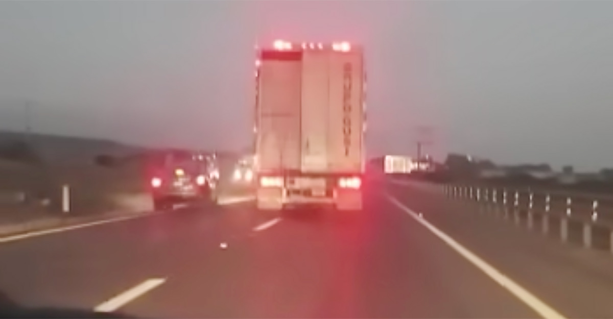 (VIDEO) Un camion de pe o autostradă din Mexic s-a răsturnat după ce a insistat să nu permită nimănui să-l depăşească