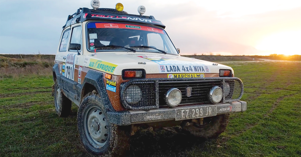 (VIDEO) Doi francezi explorează şi conduc o Lada Niva care a participat la Dakar