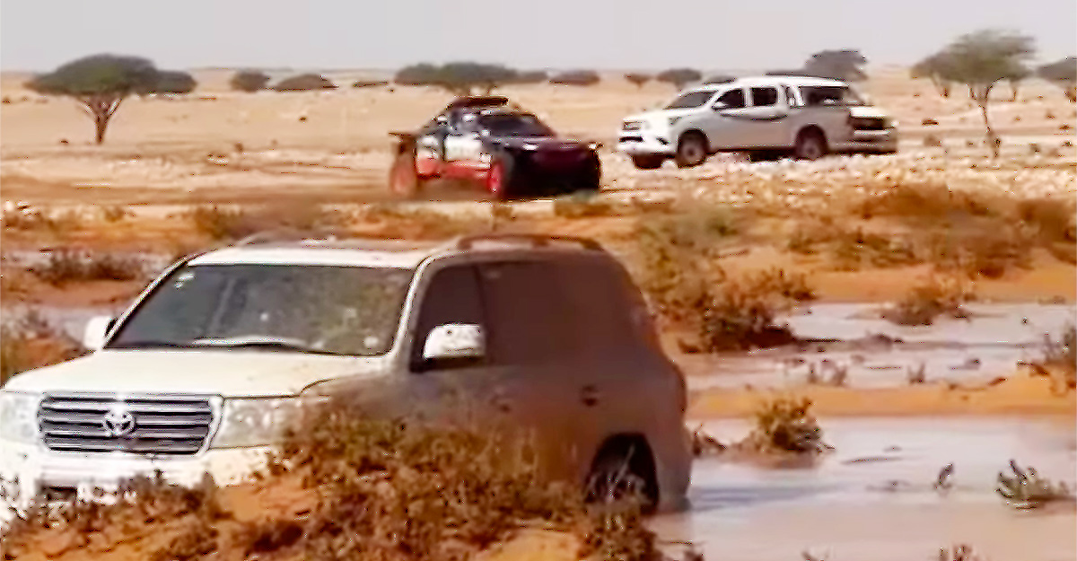 (VIDEO) Cum înaintează o Toyota la Dakar, prin mlaştini, versus un Audi electric