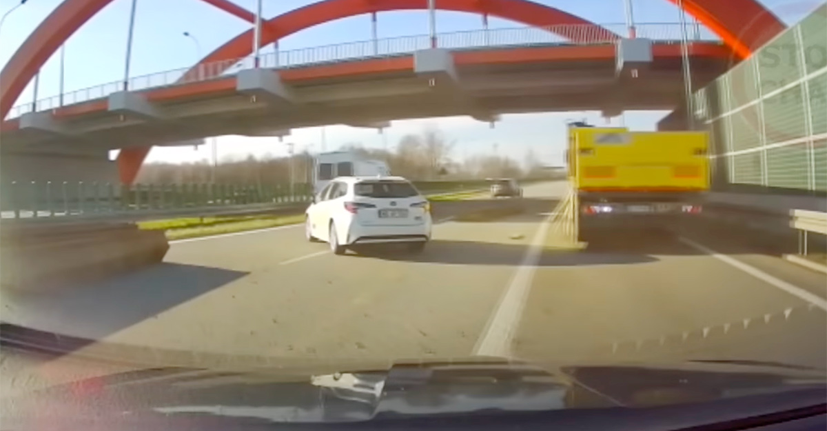 (VIDEO) Barele metalice prost fixate din remorca unui camion au ajuns împrăştiate pe o autostradă din Polonia