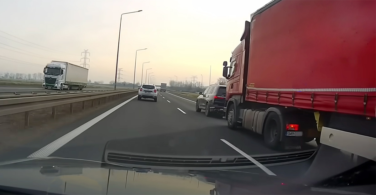 (VIDEO) Un şofer de camion din Polonia se plânge că a luat amendă şi risca să fie lăsat fără permis pentru că a lovit un BMW X7, care încerca să-i dea lecţii pe autostradă