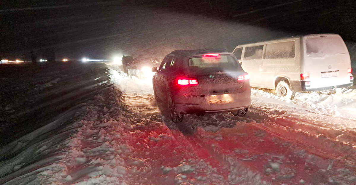 (VIDEO) În sudul Moldovei a nins abundent, iar mai multe maşini, camioane şi ambulanţe au avut nevoie de intervenţia salvatorilor
