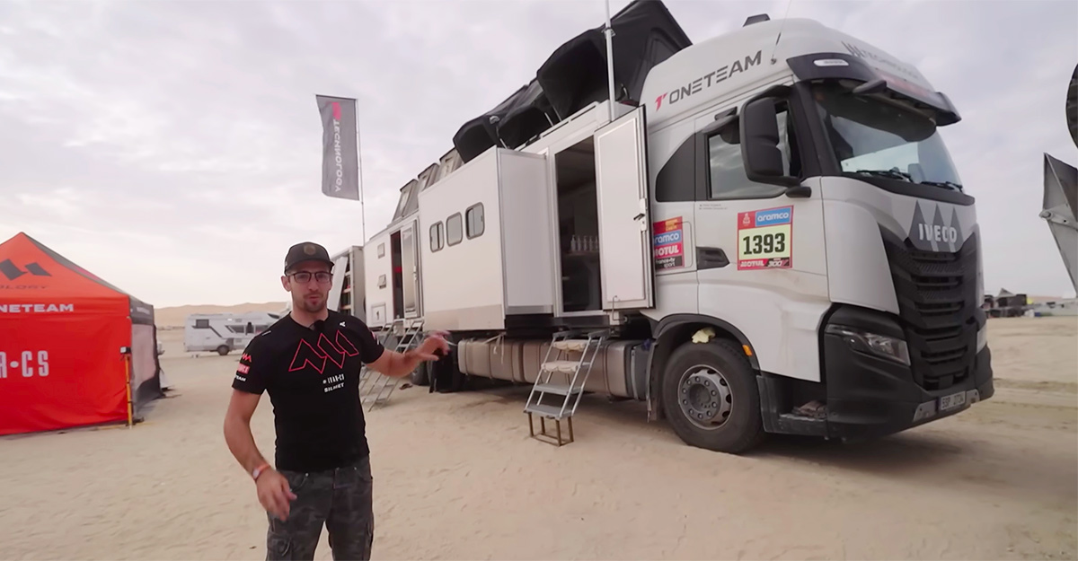 (VIDEO) Cum arată camioanele cu rol de hotel mobil pentru piloţii de la Dakar, de la Scania la Iveco