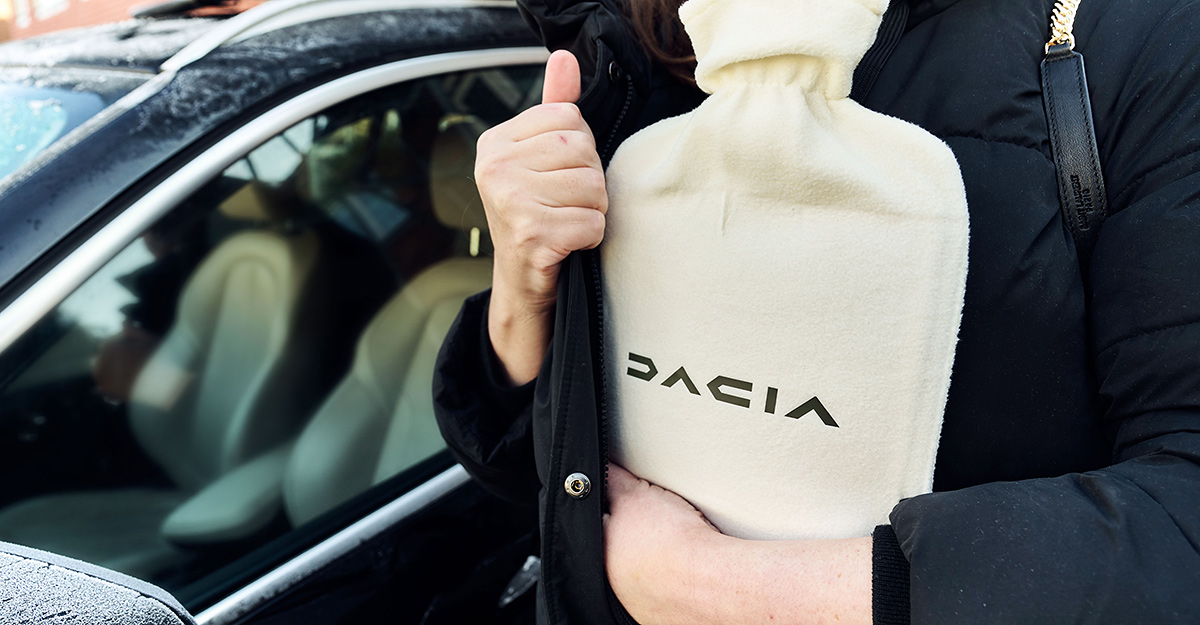 Dacia tachinează BMW pentru că cere abonament pentru scaunele încălzite şi oferă recipiente cu apă caldă clienţilor mărcii germane
